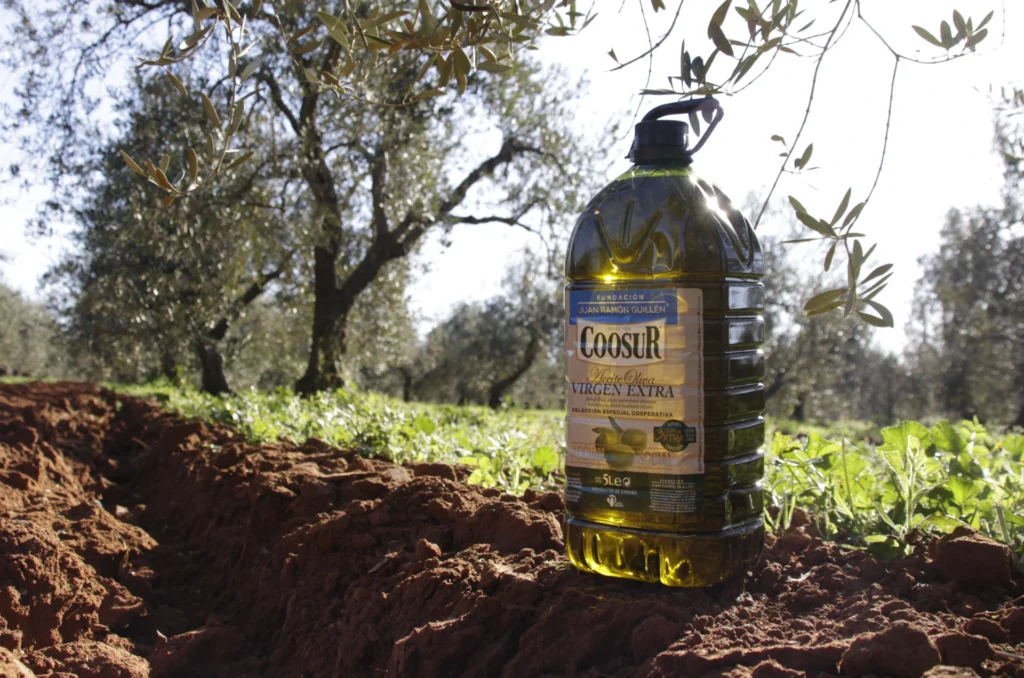 Botella de AOVE Coosur, ingrediente clave para nutrir y preparar la piel para el verano con sus beneficios antioxidantes.
