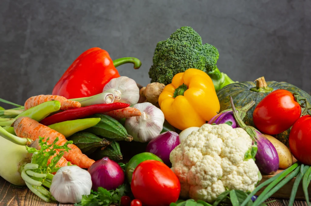 Alimentos ricos en nutrientes y aceite de oliva virgen extra Coosur para preparar la piel para el verano de forma natural