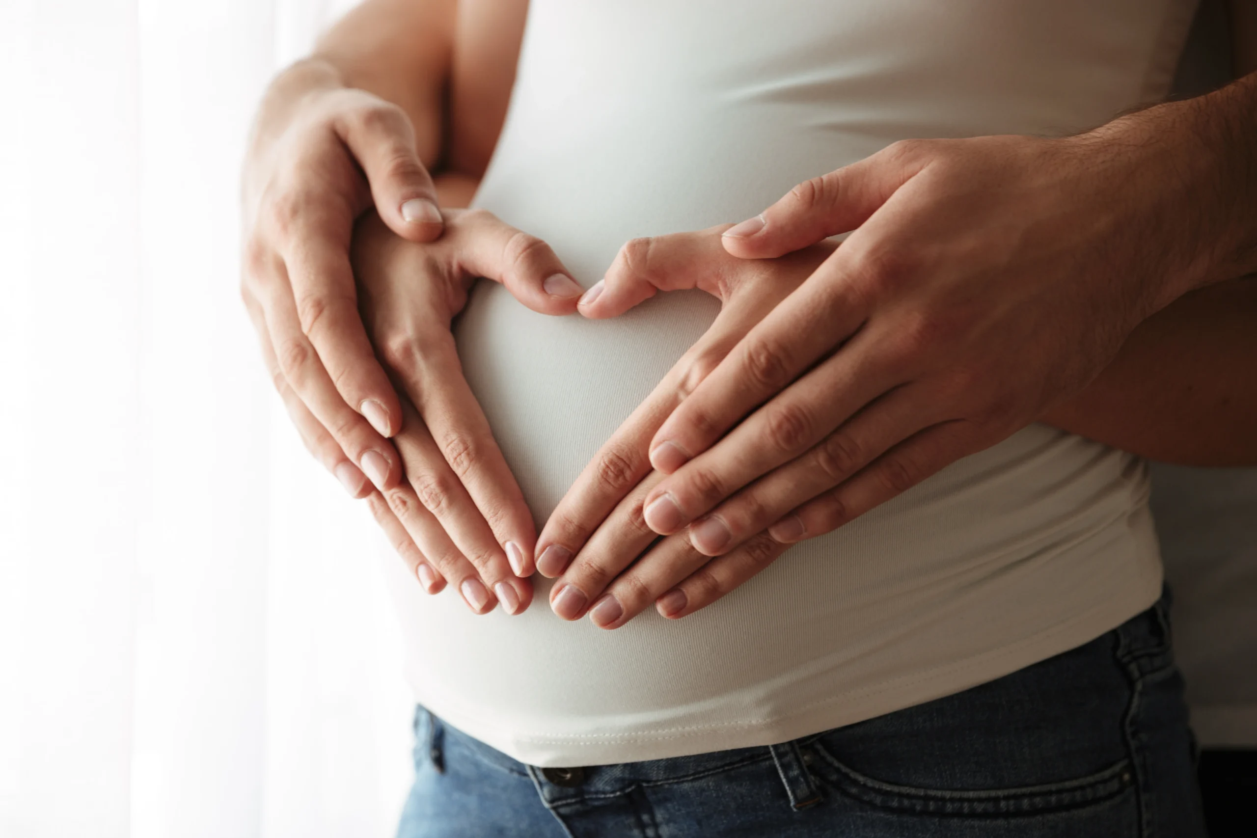 Tabla de alimentos beneficiosos para la fertilidad con aceite de oliva en primer plano