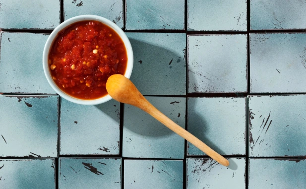Salsa agridulce lista para servir en platos caseros