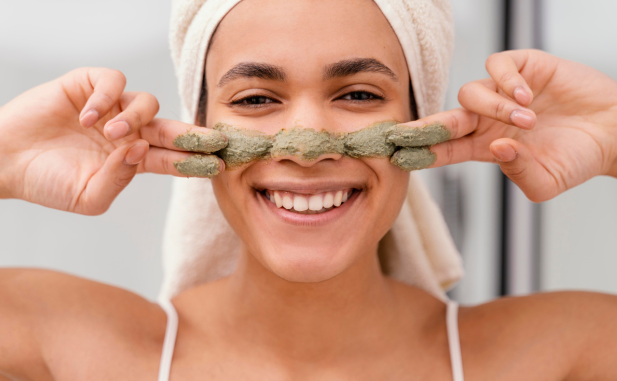 Mujer aplicándose una mascarilla casera de aceite de oliva sobre el rostro.